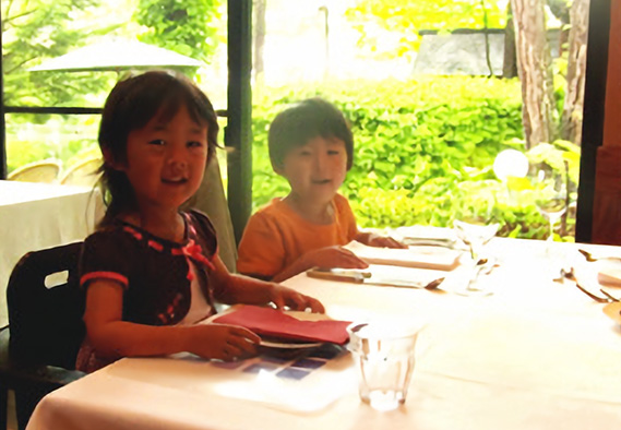 お子様の食事風景